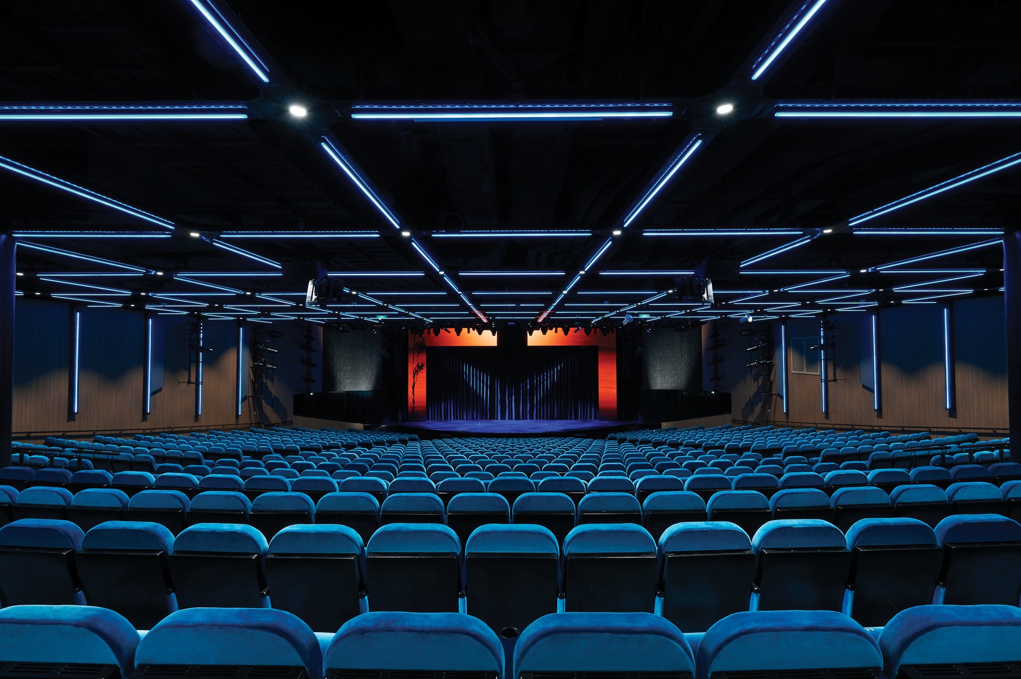 El impactante Teatro a bordo del Norwegian Bliss (NCL) con todos los adelantos técnicos y una vista perfecta del escenario desde cualquier asiento... CRUCEROS ALASKA NORWEGIAN BLISS CRUCEROS CARIBE NORWEGIAN BLISS CRUCEROS RIVIERA MEXICANA NORWEGIAN BLISS CRUISES ALASKA CRUISES NCL NORWEGIAN BLISS CARIBBEAN NCL CRUISES NORWEGIAN BLISS #NorwegianBliss #CruiseNorwegian #Alaska #AlaskaCruises #CaribbeanCruises #AlaskaNCL #CaribbeanNCL #CrucerosEstadosUnidos #CrucerosSeatttle #SeattleCruises #NewShip #Teatro #JerseyBoys